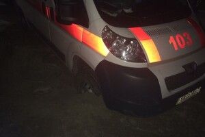 На Рівненщині «швидка» застрягла в багнюці (Фото)