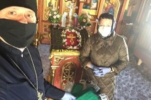У луцькій церкві, замість заклику обмежити контактування з людьми, видають... захисні маски