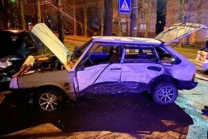 Відкинуло на припарковану автівку: у Рівному п’яний водій накоїв проблем (Фото)