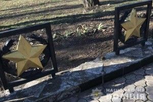 На Запоріжжі невідомі потрощили меморіальний комплекс