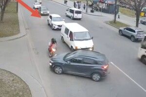 Мить неуважності: у Луцьку мотоцикліст зіткнувся з автівкою (Відео)