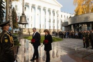 Петро Порошенко з ветеранами та активістами вшанував пам’ять захисників України, які загинули в боях за рідну землю