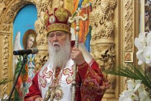 Патріарх Філарет освятив паски для військових в АТО