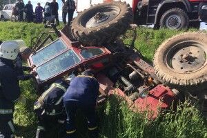Волинські рятувальники «вирізали» водія з трактора після ДТП