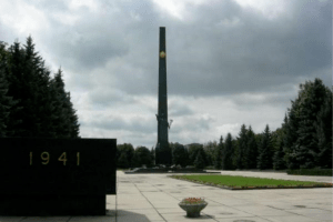 Лучанка вимагає змінити дати на вході до міського Меморіалу