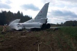 «Все ниже, и ниже, и ниже…»: у Росії на авіабазі розбився військовий літак (Відео)