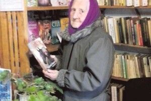 88 років. Час іти в бібліотеку Волинській пенсіонерці скрашує життя читання