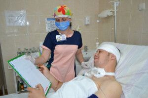 Важкопоранений солдат отямився за тиждень після надскладної операції (фото)