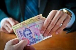 Клав у кишеню до 100 000 гривень за зміну: на Волині митника викрито у системному хабарництві