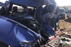 Під Одесою переповнена людьми маршрутка зіткнулася з вантажівкою: дев'ятеро загиблих (фото, відео)