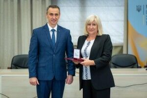 Волинська медикиня отримала почесну відзнаку з рук міністра