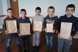 У селищі на Волині діти виготовляють чудові роботи з дерева (Фото)