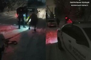 Поліцейські вночі буксирували автомобіль, що зламався посеред дороги