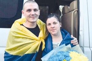З полону звільнили маму  та сина – вони зустрілися  в автобусі дорогою в Україну