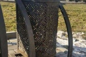 Байдужість на Алеї небайдужості: у Чернівцях покрали ковані смітники