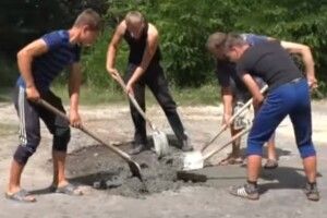 На Камінь-Каширщині люди скинулися грішми, щоб відновити дорогу до райцентру (Відео)
