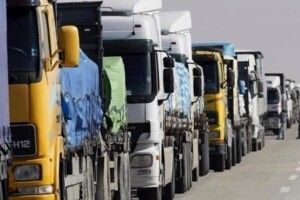 На кордоні з Польщею у чергах стоять майже 2 тисячі вантажівок