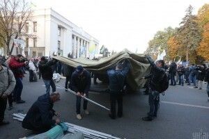 «Здравствуй, нова революціє?»: під Верховною Радою вже напинають намети…