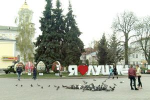 Велетенські писанки розмалювали Театральний майдан Луцька у «Великодні барви» (Відео)
