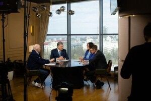 Петро Порошенко: ми купили 70 тисяч захисних костюмів для лікарів