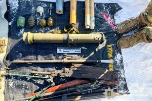 Поки власник у СІЗО, його авто «заговорило»: на Рівненщині викрили підпільний склад зброї