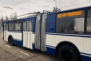 Тролейбус протягнув пенсіонерку по асфальті
