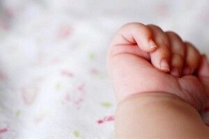 На Рівненщині неповнолітня народила дитину біля будинку 