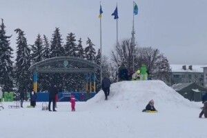 У центрі Сарн замість ялинки облаштували гірку для дітей 