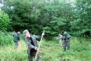 У Цуманській пущі дідівським методом косили траву для тамтешніх сіножерів (фото)