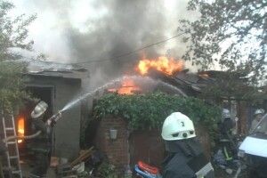 У Харкові вогнеборці ліквідували велику пожежу у багатоквартирному будинку (відео)