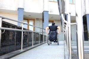 Головну адмінбудівлю області протестували на безбар’єрність