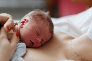 Пологи пройшли прямо у «швидкій»: 16-річна дівчина стала мамою вдруге