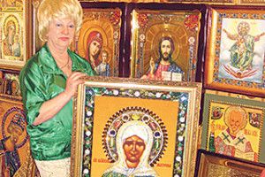 ЇЇ ІКОНИ РЯТУЮТЬ ВІД ДЕПРЕСІЇ