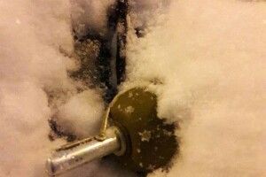 У Києві чиновник ледь не загинув, коли розчищав своє авто від снігу 