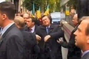 Рівно 14 років тому Янукович став жертвою курячого яйця