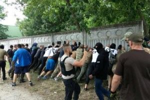 У Конча-Заспі націоналісти знесли «паркан Хомутинніка». Їм протистояли зі зброєю «тітушки»