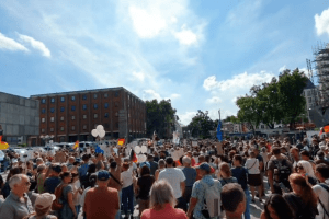 «Перестаньте підтримувати Україну»: у Німеччині росіяни вийшли на мітинг (Відео)