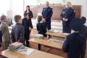 ДІТЕЙ У ШКОЛІ ВИХОВУВАТИМЕ… МІЛІЦІОНЕР?