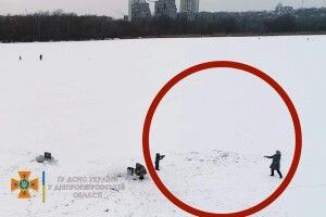 Бійці ДСНС показали маминдру, яка грала з дитиною у сніжки на кризі посеред водойми за нульової температури повітря