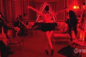 Копи приїхали на підпільну вечірку свінгерів, а ті прийняли їх за стриптизерів
