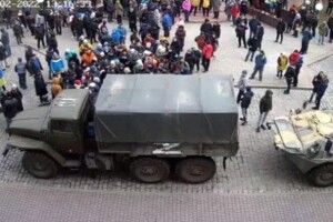 Двірника, який «розмовляє з камінням», поставили «заступником мера» в окупованому Бердянську – ОВА