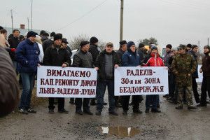 Ота-а-акенна риба водиться в калюжах на трасі Львів – Луцьк! (Відео)