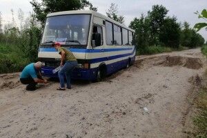 На Волині рятувальники витягнули автобус з піщаної ями