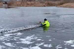 На Волині рятувальникам двічі довелося одягати водолазні костюми і заходити у холодну річку