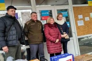Ірина Геращенко передала бійцям спорядження, а жителям Авдіївки - гуманітарну допомогу