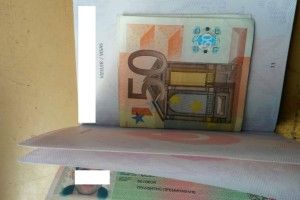 Розгортає прикордонник паспорта, а там – 50 євро хабара! (фото)