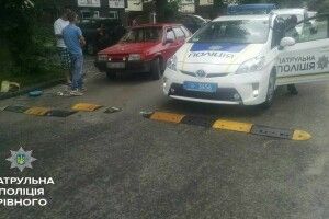 У Рівному поліцейські наказали забиратися геть своєму «лежачому колезі» (фото)