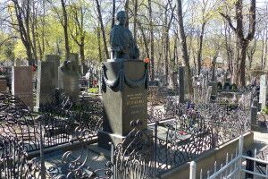 У Києві спіймали безхатька, який украв бронзові гірлянди з могили Лесі Українки