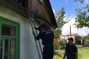 У Радивилові рятувальники зняли двох хлопчаків з горища