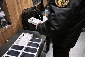 Новенькі «iPhone 17 Pro» на 700 тисяч грн: волинські митники викрили водія рейсового автобуса